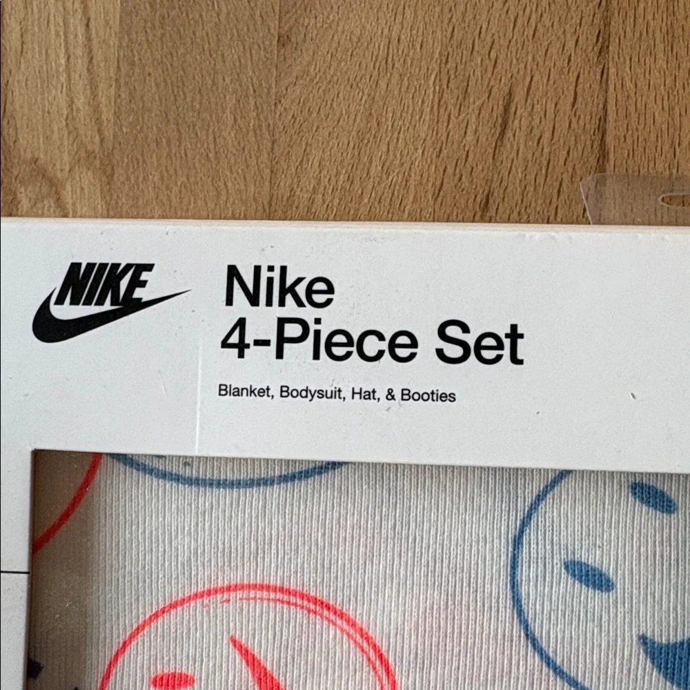 Nike 4-Piece baby gift set - Picture 3 of 4
